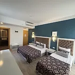 Maya World Imperial 4* גוינוק