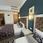 Maya World Imperial 4*